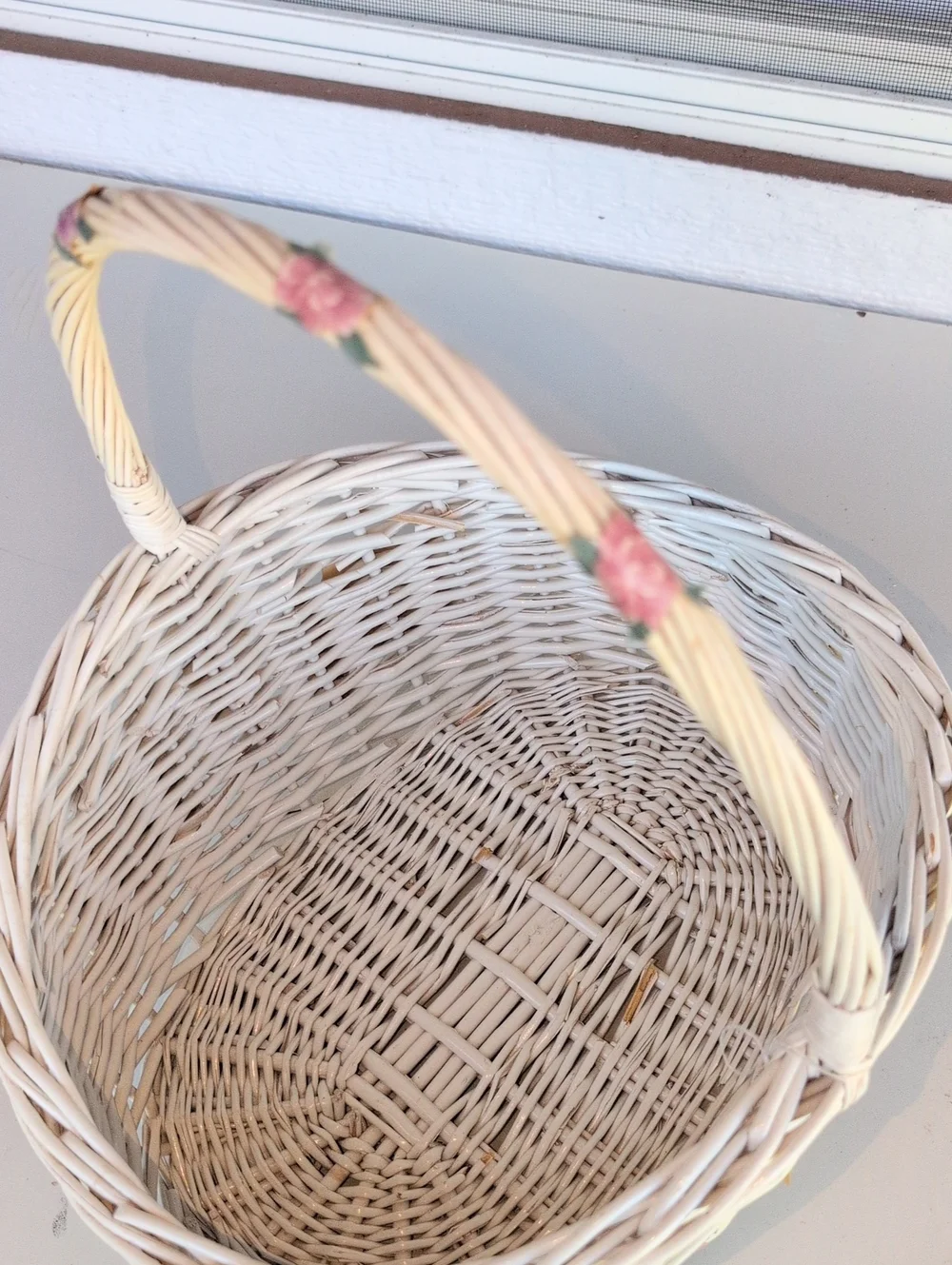 Vtg.White Wicker Floral Accent Basket with Handle(226)